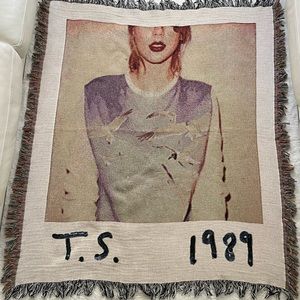 Rare Taylor Swift “1989” world tour tapestry / throw blanket. Afgan woven
